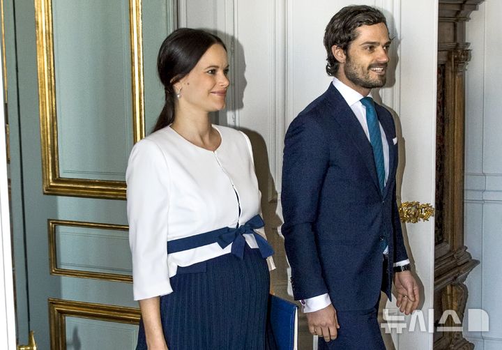 [스톡홀름=AP/뉴시스] 2016년 3월10일 스웨덴 스톡홀름에서 열린 행사에서 촬영된 스웨덴 소피아 왕자비와 칼 필립 왕자의 사진. 2026.2.11