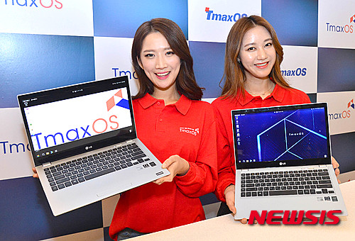 【서울=뉴시스】김선웅 기자 = 20일 오전 서울 강남구 인터콘티넨탈 서울코엑스에서 열린 티맥스(Tmax)OS 발표회에서 모델들이 티맥스OS를 소개하고 있다. 국산 독자 운영체제(OS) 티맥스(Tmax)OS는 기존 OS 대비 호환성과 통합성, 보안성을 갖춘 유닉스 표준 기반의 운영체제로 PC와 모바일, 클라우드 환경을 하나로 통합해 사용자가 원하는 프로그램을 개발할 수 있게하는 OS 플랫폼이다. 티맥스(Tmax)OS는 오는 7월 일반 사용자를 대상으로 오픈 베타 테스트를 하며 10월 정식으로 출시한다. 2016.04.20. mangusta@newsis.com