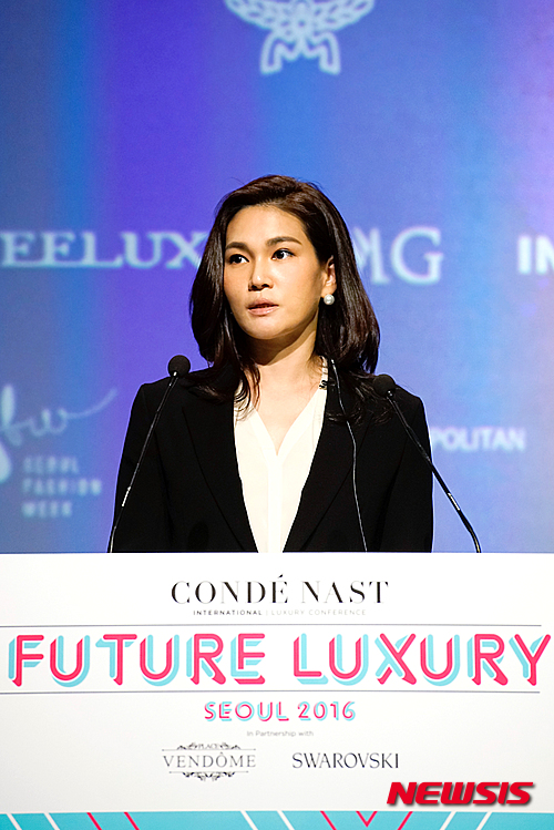 【서울=뉴시스】20일 서울 중구 신라호텔에서 열린 '컨데나스트 럭셔리 컨퍼런스'에 참석한 이서현 삼성물산 패션부문 사장이 기조연설을 하고 있다. 2016.04.20. (사진=컨데나스트 인터내셔널 제공) photo@newsis.com