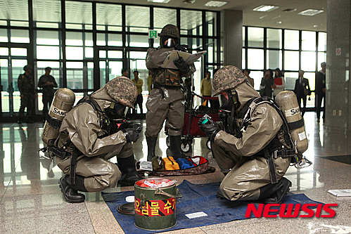 【서울=뉴시스】육군 2작전사령부가 실시한 후방지역 국지도발대비 합동훈련의 일환으로 실시한 대전정부청사 화생방테러대비 훈련에서 32사단 화생방 신속대응팀 의심물질을 수집하고 있다. 2016.04.20. (사진=육군 제공)&nbsp; photo@newsis.com