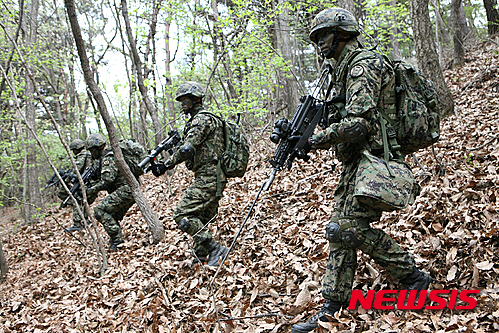 【서울=뉴시스】20일 육군 2작전사령부가 실시한 후방지역 국지도발대비 합동훈련에 증원전력으로 참가한 13공수특전여단 장병들이 충남 아산시 태화산 일대에서 은거한 적을 격멸하기 위한 탐색격멸작전을 벌이고 있다. 2016.04.20. (사진=육군 제공)&nbsp; photo@newsis.com 