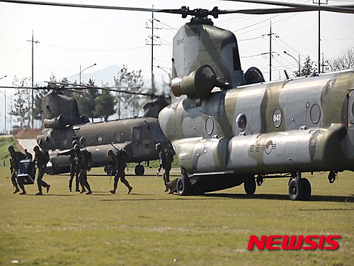 【서울=뉴시스】20일 육군 2작전사령부가 실시한 후방지역 국지도발대비 합동훈련에 증원전력으로 참가한 해병1사단 장병들이 탐색격멸작전에 참가하기 위해 시누크(CH-47) 헬기를 이용하여 충남 아산 일대에 전개하고 있다. 2016.04.20. (사진=육군 제공)&nbsp; photo@newsis.com