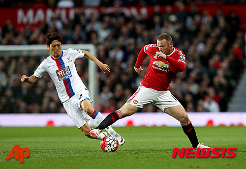 Crystal Palace's Lee Chung-yong, left, and Manchester United's Wayne Rooney battle for the ball during the English Premier League soccer match between Manchester United and Crystal Palace at Old Trafford, Manchester, England, Wednesday, April 20, 2016. (Martin Rickett/PA via AP)&nbsp;&nbsp; UNITED KINGDOM OUT&nbsp;&nbsp; -&nbsp;&nbsp; NO SALES&nbsp;&nbsp;&nbsp; -&nbsp;&nbsp; NO ARCHIVES