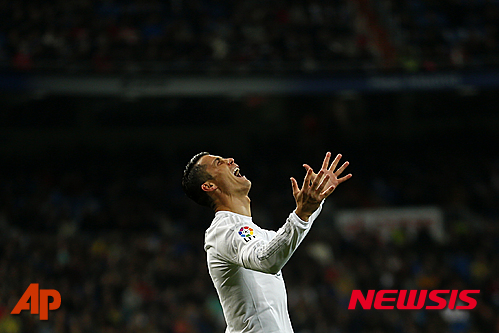 Real Madrid's Cristiano Ronaldo gestures during a Spanish La Liga soccer match between Real Madrid and Villarreal at the Santiago Bernabeu stadium in Madrid, Wednesday, April 20, 2016. Real Madrid won 3-0. (AP Photo/Francisco Seco)