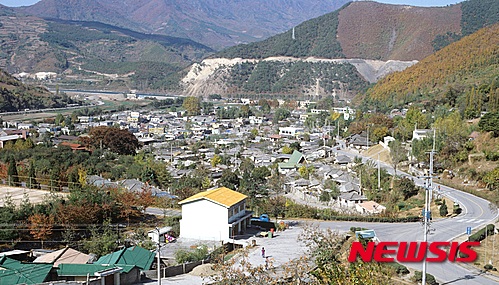  【단양=뉴시스】강신욱 기자 = 21일 오후 충북 단양군 단성면사무소 회의실에서 국민권익위원회 주관으로 구 단양 시가지 하천구역 변경 집단민원 현장조정회의가 열려 일부 지역이 하천구역에서 제외될 예정이다. 사진은 충주댐 건설로 수몰되기 전 현 단성면 소재지인 구단양 시가지. 2016.04.21. (사진=충북도 제공)&nbsp;&nbsp; photo@newsis.com