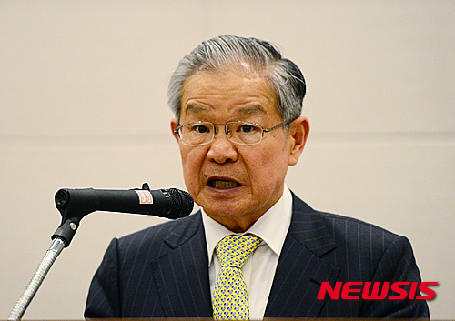 【서울=뉴시스】김진아 기자 = 권태신 한국경제연구원장이 21일 서울 영등포구 전경련회관 컨퍼런스센터에서 열린 핀테크·전통산업간 상생발전 심포지엄에서 축사를 하고 있다. 2016.04.21.&nbsp; bluesoda@newsis.com 