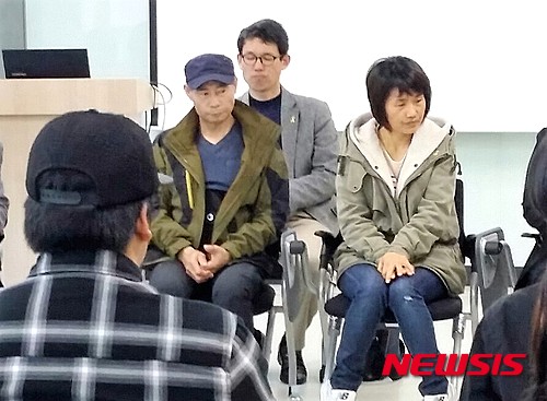 【광명=뉴시스】이종일 기자 = 세월호참사로 희생된 고(故) 허다윤(당시 안산 단원고등학교 2학년)양의 어머니(사진 오른쪽)와 아버지는 21일 경기 광명시민인권센터가 참사 2주기를 맞아 철산3동주민센터에서 주최한 '미수습자 가족과 함께하는 경청좌담회'에 참석해 자녀를 찾으려고 노력하는 과정을 설명했다. 2016.04.21.&nbsp; lji22356@newsis.com