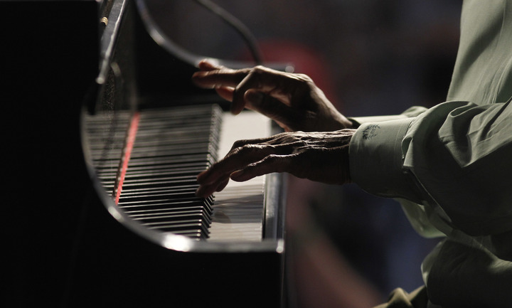 [서울=AP/뉴시스] 피아노를 연주하는 아마드 자말의 손