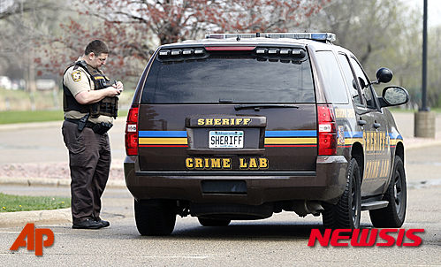 【 챈허슨=AP/뉴시스】미국 미네소타주 챈허슨에 있는 팝스타 프린스 자택으로 21일(현지시간) 경찰 감식반 차량이 들어가고 있다. 프린스는 이날 57세로 갑작스럽게 사망했다. 2016.04.22