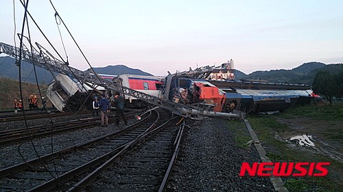 【여수=뉴시스】김석훈 기자 = 22일 오전 3시51분께 전남 여수시 율촌역 전방 200m지점에서 전날 오후 10시30분 서울 용산역을 출발해 여수엑스포역으로 향하던 무궁화호 열차가 탈선해 전도돼 있다. 이 사고로 기관사 1명이 숨지고 승객 등 8명이 다쳐 병원으로 이송됐다. 2016.04.22. (사진=독자제공)&nbsp;&nbsp; kim@newsis.com 