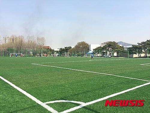 【서울=뉴시스】서울시 성동구 중랑물재생센터 내 축구장 모습. 2016.04.22.&nbsp;&nbsp; (사진 = 서울시 제공)&nbsp;&nbsp; photo@newsis.com