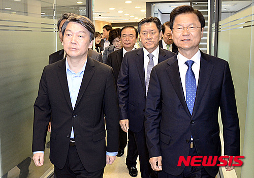 【서울=뉴시스】홍찬선 기자 = 국민의당 천정배, 안철수 공동대표를 비롯한 지도부가 22일 오전 서울 마포구 당사에서 열린 최고위원회의에 참석하고 있다. 2016.04.22. mania@newsis.com