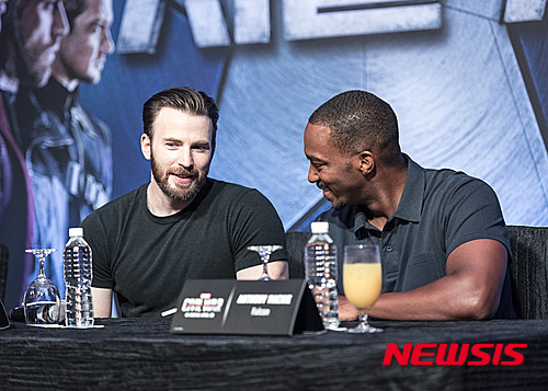'캡틴 아메리카: 시빌 워' 싱가포르 기자간담회에 캡틴 아메리카 역의 크리스 에반스(왼쪽)와 팔콘 역할의 안소니 마키(월트디즈니컴퍼니코리아)