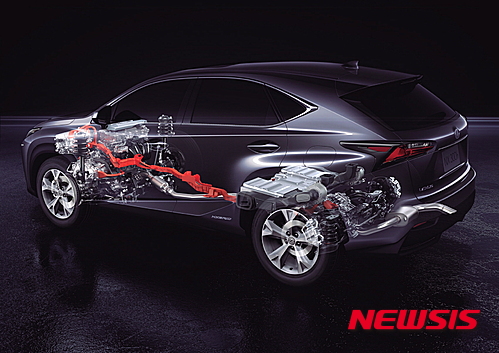 【서울=뉴시스】NX300h는 렉서스 브랜드 최초의 콤팩트 크로스오버 SUV다. E-Four 신기술이 탑재됐다. 사진은 NX300h 렌더링 이미지. 2016.4.23(사진=한국토요타자동차 제공)&nbsp;&nbsp; photo@newsis.com