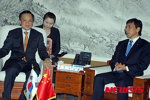 【홍성·예산=뉴시스】유효상 기자 = 중국 구이저우성 천민얼(陈敏尔) 공산당 서기가 22일 충남도청에서 구이저우의 날 행사를 갖기 앞서 도지사 접견실에서 안희정 충남지사와 환하게 웃으면서 환담하고 있다. 2016.04.22 yreporter@newsis.com