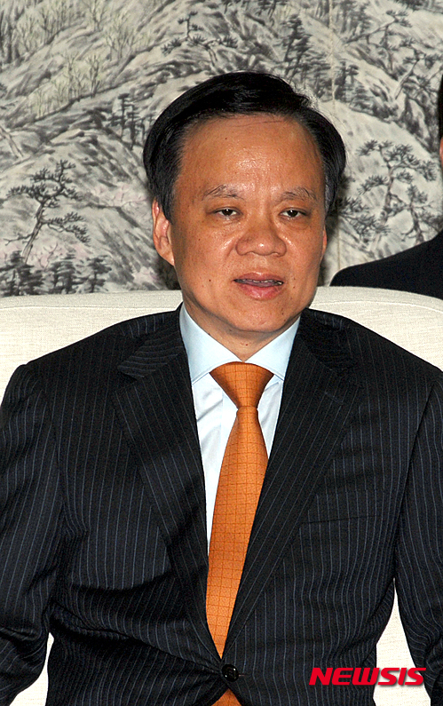 【홍성·예산=뉴시스】유효상 기자 = 중국 구이저우성 천민얼(陈敏尔) 공산당 서기가 22일 충남도청에서 구이저우의 날 행사를 갖기 앞서 도지사 접견실에서 안희정 충남지사와 대화를 하고 있다. 2016.04.22 yreporter@newsis.com