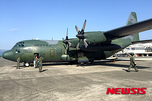 【서울=뉴시스】이영환 기자 = 일본 지진 피해 구호를 위해 10만 달러 상당의 구호물품을 싣고 떠난 군 수송기(C-130)가 22일 일본 구마모토현에 도착해 정부 및 군 관계자들이 이동하고 있다. 2016.04.22. (사진=외교부 제공) photo@newsis.com