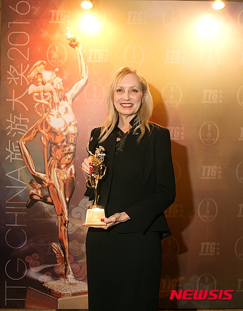 【서울=뉴시스】루스 보스턴 샌즈차이나 부사장이 샌즈 리조트 코타이 스트립 마카오를 대표해 22일 중국 상하이에서 '2016 TTG 차이나 트래블 어워즈- 중국 최우수 리조트(논 비치)'를 수상했다.