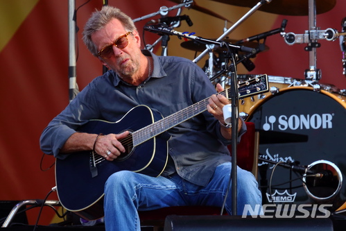 【뉴올리언스=AP/뉴시스】 에릭 클랩튼이 지난 2014년 4월27일 미국 루이지애나주 뉴올리언스의 한 재즈 페스티벌에서 기타 연주를 하고 있다. 2018.01.12. 