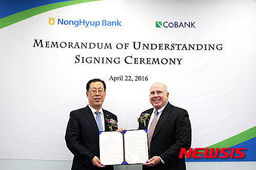 문영식 농협은행 국제업무부장(왼쪽)과 미국 CoBank 아시아대표인 마누엘 페르난데스 케베도(Manuel Fernandez-Quevedo) 는 서울 중구 통일로 본점에서 22일 포괄적업무협약을 체결했다.