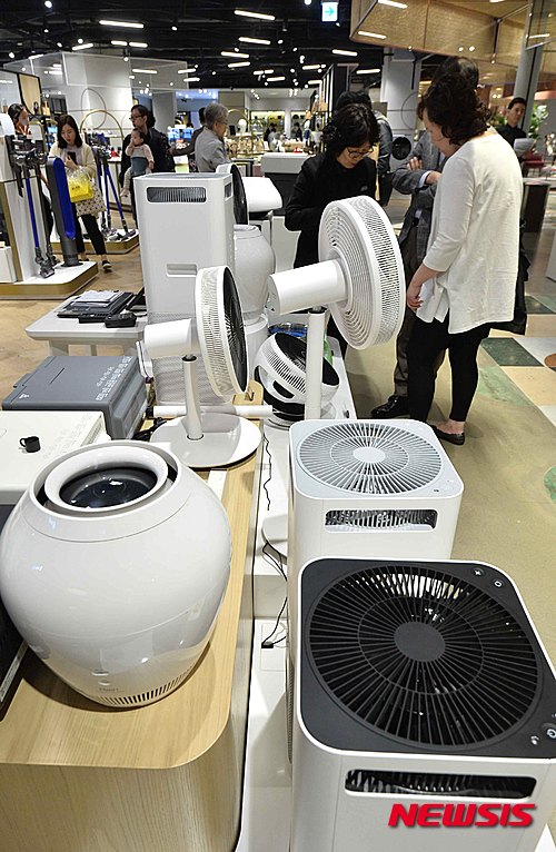 【서울=뉴시스】고승민 기자 = 황사와 미세먼지가 기승을 부린 24일 오전 서울 신세계백화점 강남점에서 고객들이 공기청정기를 살펴보고 있다. 2016.04.24.&nbsp; kkssmm99@newsis.com