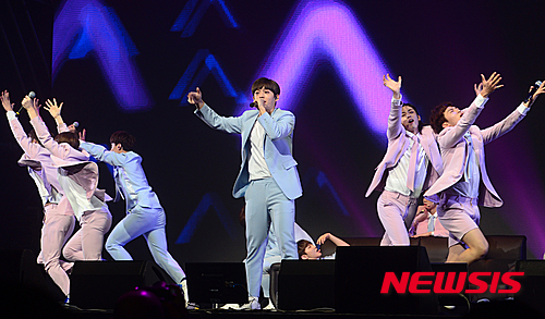 【서울=뉴시스】권현구 기자 = 보이그룹 세븐틴의 멤버들이 24일 오후 서울 광진구 예스24 라이브홀에서 열린 첫 정규앨범 'LOVE&LETTER' 쇼케이스에서 무대를 선보이고 있다. 2016.04.24.&nbsp; stoweon@newsis.com