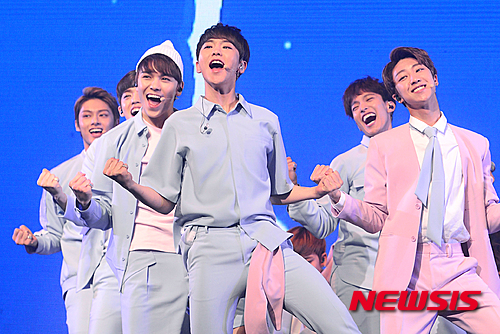 【서울=뉴시스】권현구 기자 = 보이그룹 세븐틴의 멤버들이 24일 오후 서울 광진구 예스24 라이브홀에서 열린 첫 정규앨범 'LOVE&LETTER' 쇼케이스에서 무대를 선보이고 있다. 2016.04.24.&nbsp; stoweon@newsis.com