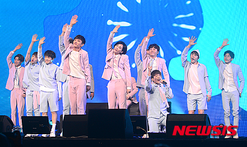 【서울=뉴시스】권현구 기자 = 보이그룹 세븐틴의 멤버들이 24일 오후 서울 광진구 예스24 라이브홀에서 열린 첫 정규앨범 'LOVE&LETTER' 쇼케이스에서 무대를 선보이고 있다. 2016.04.24.&nbsp; stoweon@newsis.com