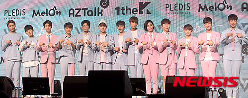 【서울=뉴시스】권현구 기자 = 보이그룹 세븐틴의 멤버들이 24일 오후 서울 광진구 예스24 라이브홀에서 열린 첫 정규앨범 'LOVE&LETTER' 쇼케이스에서 무대를 선보이고 있다. 2016.04.24.&nbsp; stoweon@newsis.com