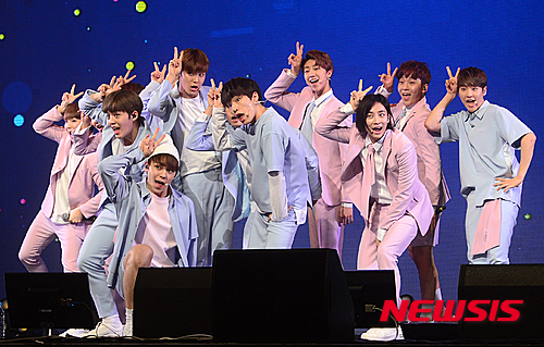 【서울=뉴시스】권현구 기자 = 보이그룹 세븐틴의 멤버들이 24일 오후 서울 광진구 예스24 라이브홀에서 열린 첫 정규앨범 'LOVE&LETTER' 쇼케이스에서 무대를 선보이고 있다. 2016.04.24.&nbsp; stoweon@newsis.com