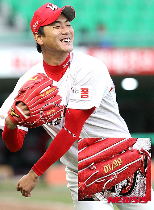 【서울=뉴시스】프로야구 SK 와이번스의 김광현이 자비를 들여 제작한 개인 통산 100승 기념 글러브. 김광현은 자신의 등번호 숫자와 같은 글러브 29개를 제작해 1번부터 29번까지 넘버링을 했다. 1번은 자신이 사용하고 나머지는 팬들에게 판매해 수익금 전액을 장학금으로 기부할 예정이다. 2016.04.25. (사진=SK 와이번스 제공)