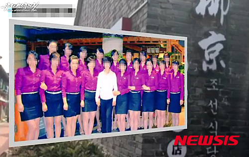 【서울=뉴시스】북한의 대남선전 매체인 우리민족끼리 TV는 지난 24일 홈페이지에 '집단탈북 사건의 비열한 음모를 까밝힌다' 라는 제목의 동영상을 게재했다.&nbsp; 이 영상에는 탈북한 중국 북한식당 종업원들과 함께 근무한 동료들의 인터뷰가 담겨있다. 이들은 "남한과 결탁한 지배인의 꾀임에 동료들이 속아 넘어갔다"라며 주장했다. 사진은 탈북한 종업원들과 같은 식당에서 일했다는 여성들의 모습. 2016.04.25. (사진=우리민족끼리 TV 캡쳐)&nbsp; photo@newsis.com