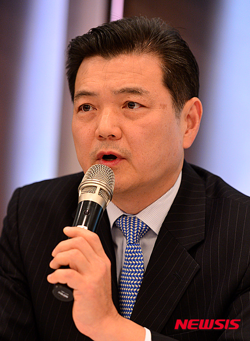 【서울=뉴시스】박진희 기자 = 25일 오후 서울 중구 프레스센터 매화홀에서 열린 북한인권현안 세미나에 사회자로 참석한 이정훈 인권대사가 세미나를 진행하고 있다. 2016.04.25. pak7130@newsis.com