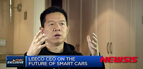 【서울=뉴시스】 러에코의 자웨팅(賈躍亭) 최고경영자(CEO)는 24일(현지시간) CNBC와의 인터뷰를 통해 "아이폰과 같은 애플의 제품은 초고속 인터넷 시대의 흐름에 뒤처졌다"며 중국 시장에서 동력을 잃었다고 밝혔다. (사진 출처 = CNBC) 2016.04.25