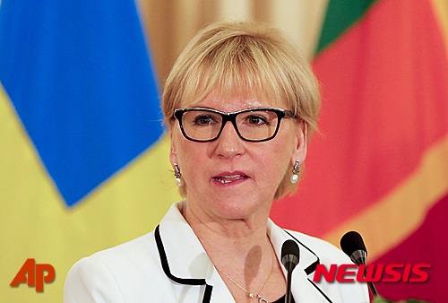 【서울=뉴시스】마르고트 발스트룀 스웨덴 외무장관이 11일(현지시간) BBC와의 인터뷰에서 브렉시트로 인해 다른 EU회원국들도 영국처럼 국민투표를 요구하는 ‘도미노 효과’가 발생할 수 있다고 경고했다. 사진은 발스트룀 장관이 지난 4월25일 스리랑카 콜롬보에서 스리랑카 외무장관과 회의를 가진 후 발언하고 있는 모습. 2016.06.12.