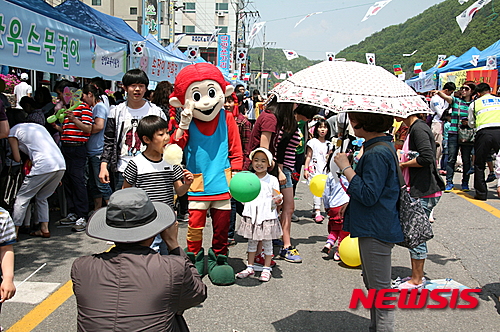  【단양=뉴시스】강신욱 기자 = 충북 단양군이 주최하고 어린이날 행사 추진위원회가 주관하는 '94회 어린이날 한마당 큰잔치'가 다음 달 5일 단양읍 상상의 거리 일대에서 열린다. 사진은 지난해 열린 행사. 2016.04.25. (사진=단양군 제공)&nbsp; photo@newsis.com 