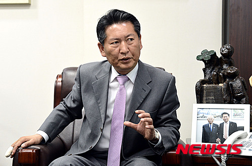 【서울=뉴시스】홍찬선 기자 = 더불어민주당 정청래 의원이 25일 오후 서울 여의도 국회 의원회관에서 뉴시스와 인터뷰를 하고 있다. 2016.04.26.&nbsp; mania@newsis.com