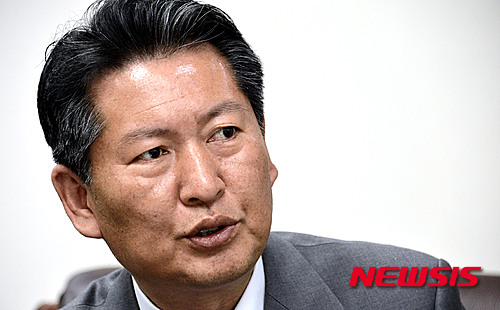 【서울=뉴시스】홍찬선 기자 = 더불어민주당 정청래 의원이 25일 오후 서울 여의도 국회 의원회관에서 뉴시스와 인터뷰를 하고 있다. 2016.04.26. mania@newsis.com