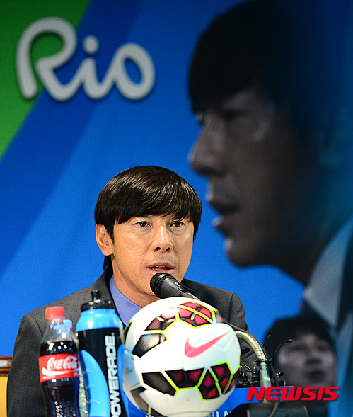 【서울=뉴시스】김진아 기자 = 신태용 올림픽축구대표팀 감독이 리우 올림픽 남자축구 1차전 피지와의 대결을 100일 앞둔 26일 오전 서울 종로구 축구회관에서 D-100기념 기자회견에 참석해 질문에 답하고 있다. 2016.04.26. bluesoda@newsis.com