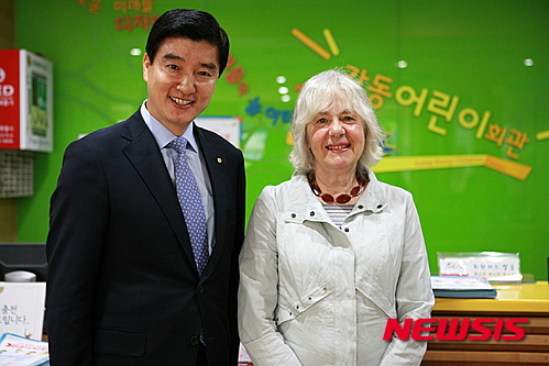 【서울=뉴시스】이해식 강동구청장(왼쪽)과 마거릿 멘델 교수와 강연회를 마친 뒤 기념촬영에 임하고 있다.&nbsp;&nbsp;&nbsp; (사진 = 강동구 제공)&nbsp;&nbsp; photo@newsis.com