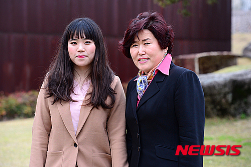 【대구=뉴시스】정창오 기자 = 일본 간호사를 취득한 이미소씨(왼쪽)와 이유정 교수가 26일 오전 모교 교정에서 기념 촬영을 하고 있다. 2016.04.26.(사진=대구보건대 제공)&nbsp; photo@newsis.com