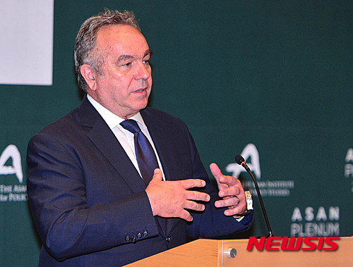 【서울=뉴시스】김선웅 기자 = 커트 캠벨 아시아그룹 회장이 26일 오후 서울 용산구 그랜드하얏트호텔에서 열린 '아산플레넘 2016'에서 만찬사를 하고 있다. 2016.04.26.&nbsp;&nbsp;&nbsp; mangusta@newsis.com