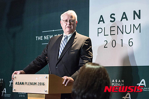 【서울=뉴시스】김선웅 기자 = 존 햄리 미국 전략문제연구소(CSIS) 소장이 26일 오후 서울 용산구 그랜드하얏트호텔에서 열린 '아산플래넘 2016' 기자회견을 하고 있다. 2016.04.26. (사진=아산정책연구원 제공) photo@newsis.com