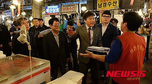 【서울=뉴시스】고범준 기자 = 노량진수산시장의 현대화 사업을 둘러싼 상인들과 수협간의 갈등이 고조되고 있는 27일 서울 동작구 노량진수산시장에서 법원 집행관들이 상인들에게 점포 점유이전금지 가처분 집행 관련 설명을 하고 있다. 2016.04.27.&nbsp; bjko@newsis.com