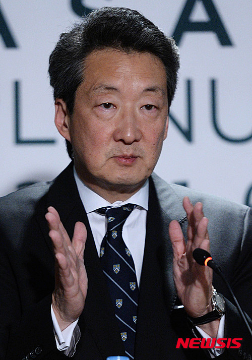【서울=뉴시스】박문호 기자 = 빅터 차 미국 전략국제문제연구소 한국석좌가 27일 오전 서울 용산구 소월로 그랜드하얏트 서울에서 열린 연례 국제관계 포럼 '아산플래넘 2016' 기자회견에서 기자들의 질문에 답하고 있다. 2016.04.27. go2@newsis.com