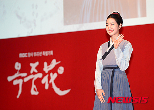 【서울=뉴시스】임태훈 기자 = 27일 오후 서울 마포구 상암 MBC 미디어센터 공개홀에서 열린 MBC 창사55주년 특별기획드라마 '옥중화' 제작 발표회에서 옥녀 역을 맡은 진세연이 포토타임을 갖고 포즈를 취하고 있다. 드라마 '허준'과 '상도'의 흥행을 만들어 낸 이병훈 감독과 최완규 작가가 16년 만에 함께 작업하는 '옥중화'는 옥에서 태어난 천재 소녀 옥녀(진세연)와 조선상단의 미스터리 인물 윤태원(고수)의 어드벤처 사극으로 오는 30일 밤 10시에 첫 방송된다. 2016.04.27. taehoonlim@newsis.com