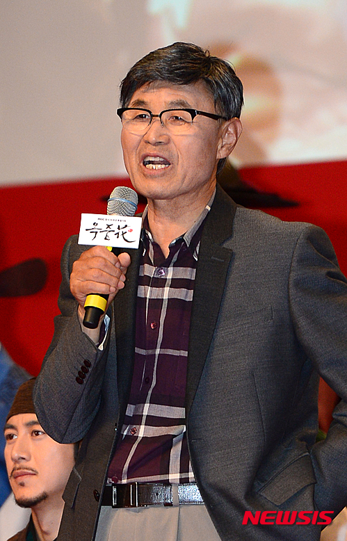 【서울=뉴시스】임태훈 기자 = 27일 오후 서울 마포구 상암 MBC 미디어센터 공개홀에서 열린 MBC 창사55주년 특별기획드라마 '옥중화' 제작 발표회에서 이병훈 감독이 제작 소감을 말하고 있다. 드라마 '허준'과 '상도'의 흥행을 만들어 낸 이병훈 감독과 최완규 작가가 16년 만에 함께 작업하는 '옥중화'는 옥에서 태어난 천재 소녀 옥녀(진세연)와 조선상단의 미스터리 인물 윤태원(고수)의 어드벤처 사극으로 오는 30일 밤 10시에 첫 방송된다. 2016.04.27. taehoonlim@newsis.com