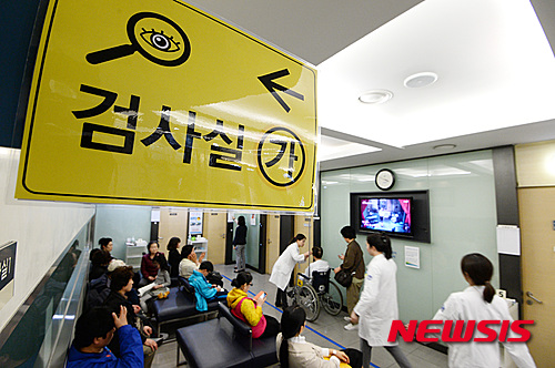 【서울=뉴시스】김진아 기자 = 질병관리본부가 2016년 안과감염병 표본감시체계 자료를 분석한 결과 유행성 눈병 환자 수가 증가했다고 27일 전했다.&nbsp; 질병관리본부에 따르면 지난 10일부터 16일까지(제16주) 아폴로 눈병으로 알려져 있는 급성출혈성결막염 환자 수는 1000명당 3.1명으로 15주에 보고된 2.8명보다 증가해 12주 이후 지속적인 증가세를 보이는 것으로 나타났다.&nbsp; 사진은 이날 서울 영등포구 가톨릭대학교 여의도성모병원 안센터로 환자들이 진료를 기다리고 있다. 2016.04.27.&nbsp; bluesoda@newsis.com