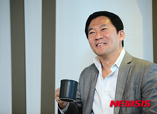 【서울=뉴시스】김진아 기자 = 강훈 KH컴퍼니 대표가 지난 2016년 4월26일 오후 서울 강남구 커피식스 압구정점에서 뉴시스와 인터뷰를 하던&nbsp; 모습. 강 대표는 커피전문점 할리스와 카페베네 등을 성공시킨 ‘커피브랜드 전문가’ 출신으로, 커피전문점 커피식스(KOFFISIX)를 인수하며 커피업계에 복귀한 바 있다. 2016.04.28. bluesoda@newsis.com
