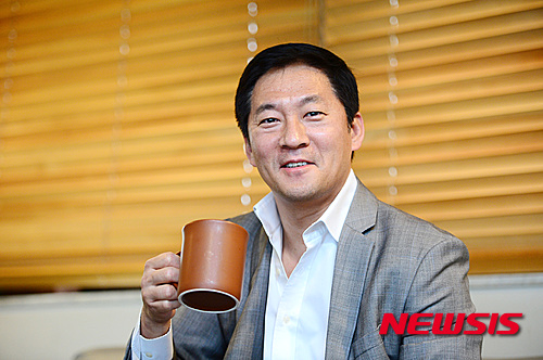 【서울=뉴시스】김진아 기자 = 강훈 KH컴퍼니 대표가 26일 오후 서울 강남구 커피식스 압구정점에서 뉴시스와 인터뷰를 하고 있다.&nbsp; 강 대표는 커피전문점 할리스와 카페베네 등을 성공시킨 ‘커피브랜드 전문가’ 출신으로, 커피전문점 커피식스(KOFFISIX)를 인수하며 커피업계에 복귀했다. 2016.04.28.&nbsp; bluesoda@newsis.com